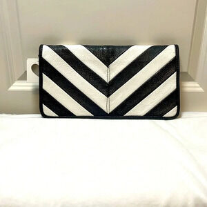 NWT - Unbranded Black & White Clutch